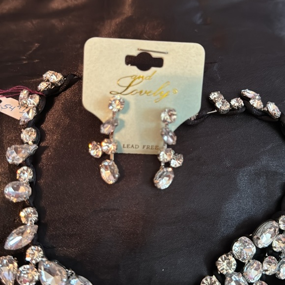 And Lovely Big Rhinestone Statement Necklace & Earring Set - Picture 4 of 13